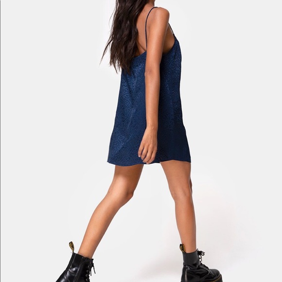 Motel datista slip dress in satin cheetah navy - Picture 4 of 5